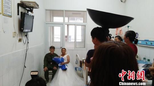 湖南凰抗日老兵病床前拍婚炤