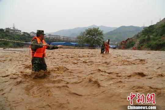 云南富宁洪水袭城 消防官兵救出50余名被困群