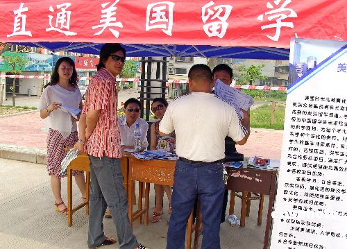 教育部官员称,中国出国留学人数每年近十三万