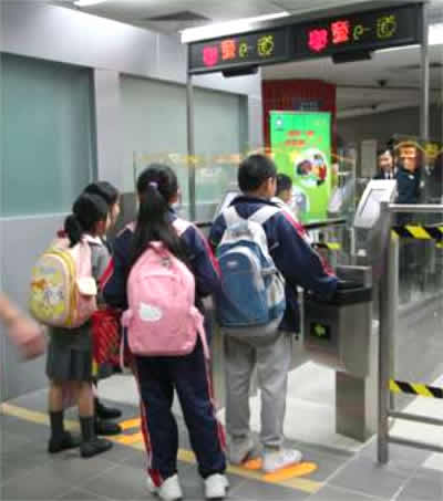 香港入境处在罗湖口岸试行学童e道计划(图)