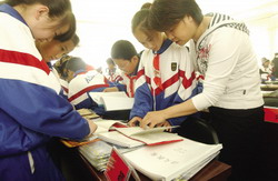 新鲜学生检查老师作业