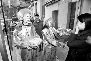 小丑快递员为客户周小姐带去了丈夫赠送的结婚