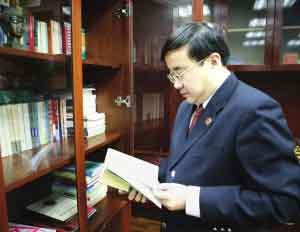 反贪局长披露办案细节:曹文庄曾公开叫板检察院