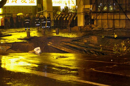 图文〔突发事件(3)南京地铁施工导致市区一主干道路面塌方