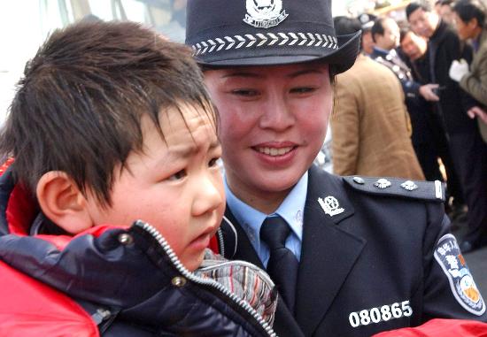 图文:河南淅川9名被拐卖儿童解救后和家人团聚