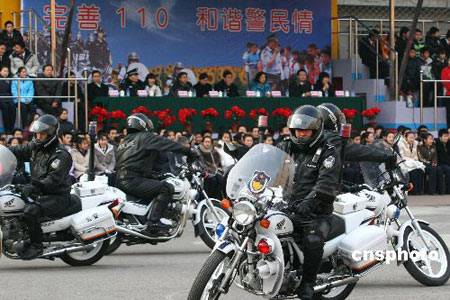 组图:北京骑警向学生展示摩托车队列车技