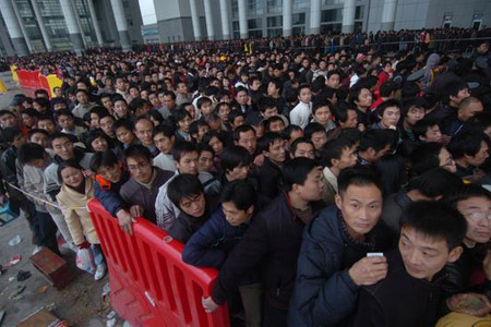 组图:浙江宁波万人排队买火车票