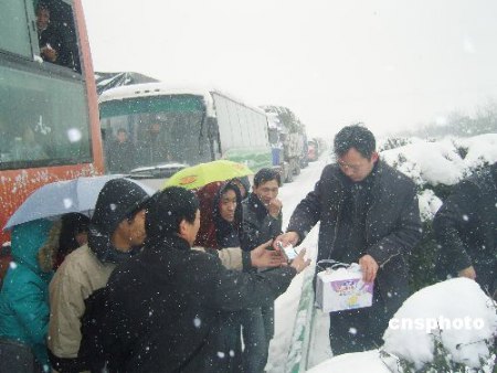 组图：大雪导致合安高速数千人被困