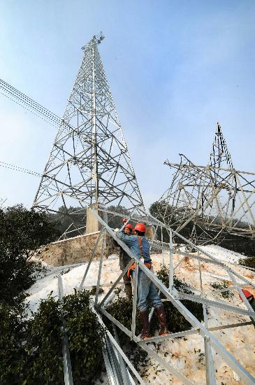 图文:湖南电力抢险队员重建倒塌高压电塔