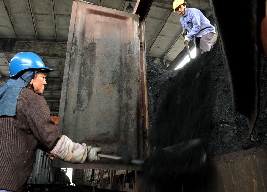 图文:贵阳发电厂工人正加紧从电煤专列上卸煤