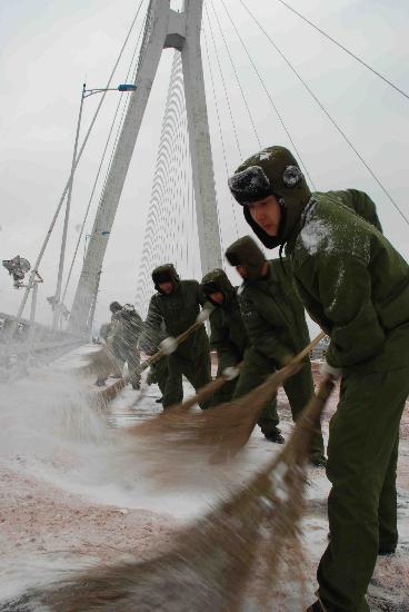 图文:临汾旅官兵在南京长江二桥上破冰扫雪