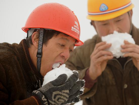 图文:贵州开阳县山区巡线的电力工人吃雪消渴
