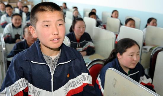 图文:新疆蒙古族学生从中央代表团赠送新疆电