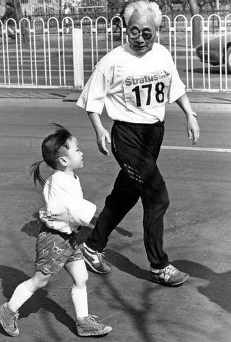 图文:周了了4岁时参加北京第六届国际长跑节