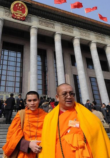 图文:祜巴龙庄勐委员走出会场