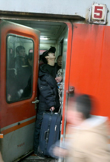 图文:男子在关车门时被挤的满脸痛苦的表情