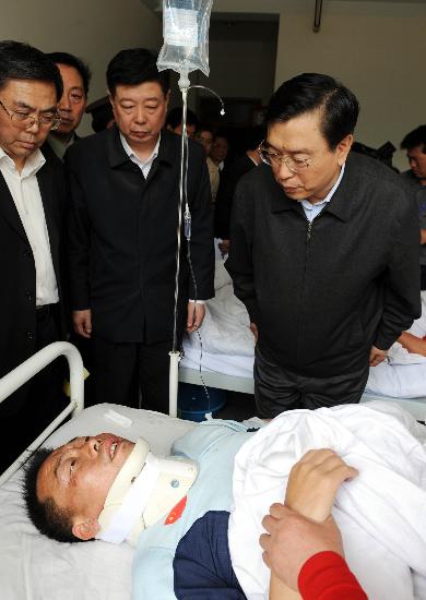 图文:张德江在淄博市中医院看望受伤乘客