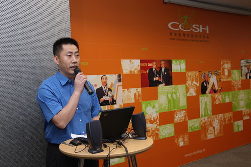 图文:中央人民广播电台记者陈浩在主持会议
