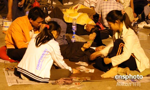 图文:成都市民聚集广场打牌过夜