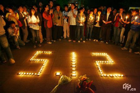 组图：北京学生用烛光悼念地震遇难者