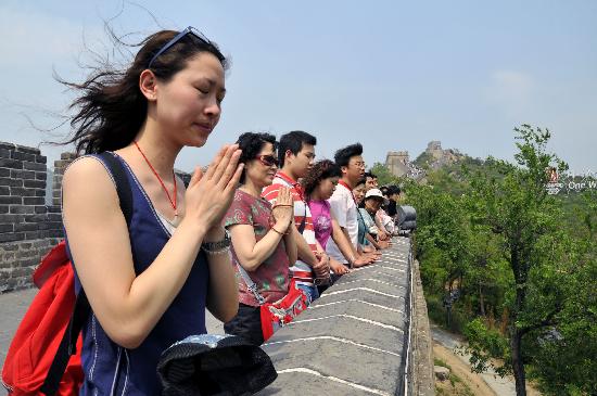 图文：游客在八达岭长城向地震遇难者默哀