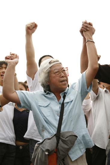 图文:老人热血澎湃为中国呐喊