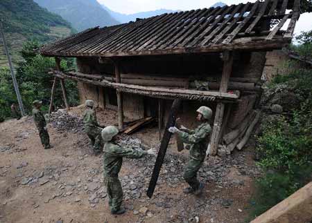 图文:战士帮助陇南灾民拆除地震中震毁的房屋
