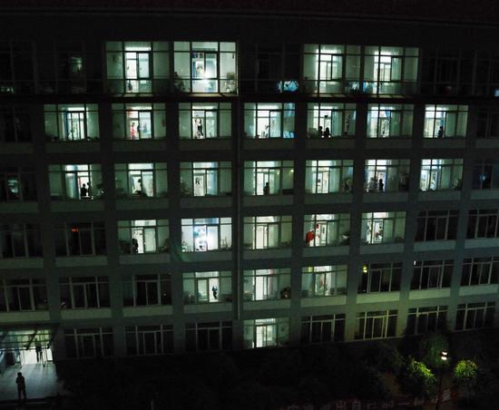 图文:大学生用宿舍楼灯光拼成心型祝福灾区图片
