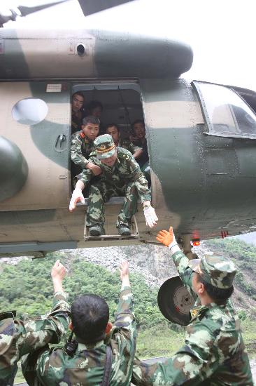 图文:武警四川总队总队长王佐明从空中悬停的