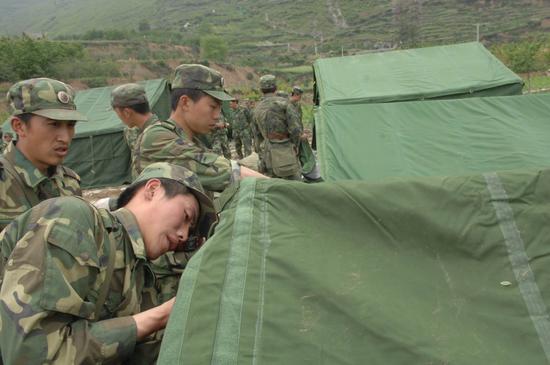 图文:战士正在搭建结实耐用的帐篷