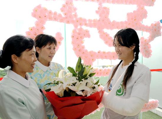 图文:新桥医院的护士向余茜献花