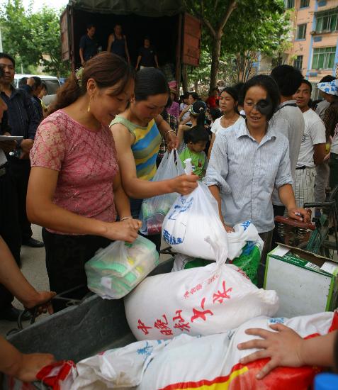 图文:青川县城居民在发放点领取救济粮