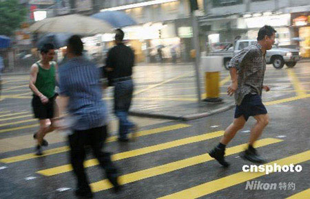 组图:香港发布黄色暴雨警告