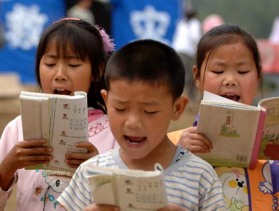 图文:陕西小学二年级学生正在读书