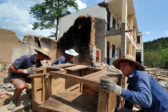 图文:广元利州区大石镇五四村村民在清理废墟