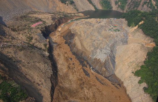 组图:唐家山堰塞湖泄流洪水流经北川县城
