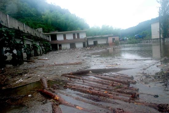 图文:婺源县一座养鸡场被大水淹没