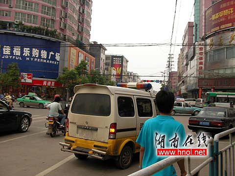 一进耒阳城区,在蔡伦北路与城北路交汇处等红灯的空隙,只见一台喷绘着