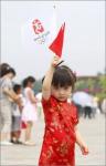 图文：小姑娘在北京天安门广场上手举旗子
