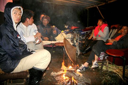 图文:攀枝花村民在村口露天烤火过夜