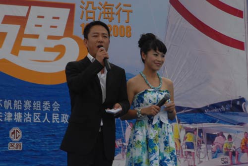 图文:深圳卫视主持人刘茗茗和天津电视台滨海