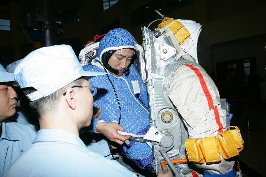 图文:航天员翟志刚进入水下训练服