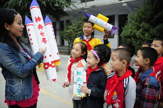 河南小学生小学生制作神舟七号模型