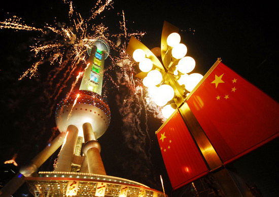 组图:上海东方明珠放焰火庆国庆