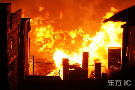 组图:广东省东莞木材市场突起大火