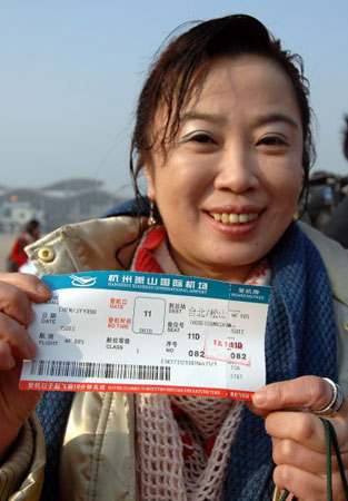 图文:台湾乘客陈女士高兴地展示直航包机机票