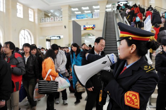 图文:值班员正在青岛火车站候车大厅维持秩序