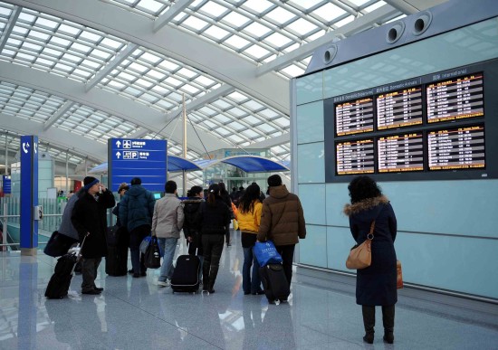 图文:旅客在首都国际机场航站楼查看航班信息