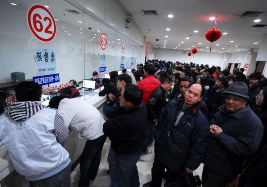 图文:乘客在上海长途汽车总站售票厅排队购票
