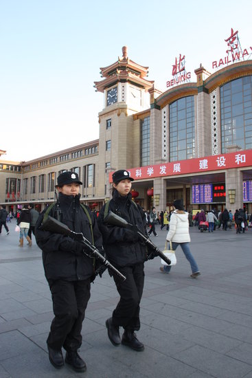 组图：北京女特警首次在火车站持枪上岗